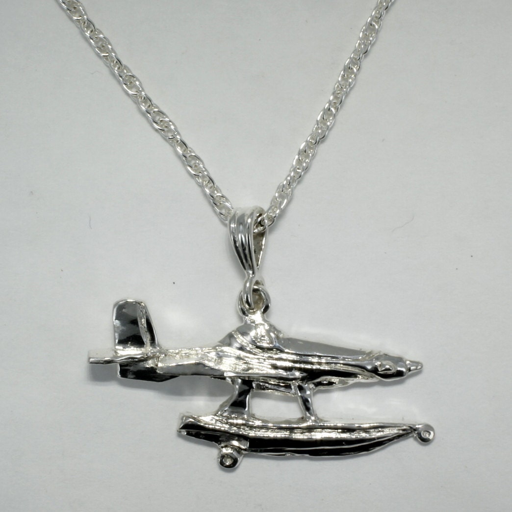 sterling Silber Fire Boss Flugzeug Halskette Handgeschnitzter Wasserflugzeug Anhänger sterling Silber Fire Boss Flugzeug Halskette Handgeschnitzter Wasserflugzeug Anhänger von Agrijewelry