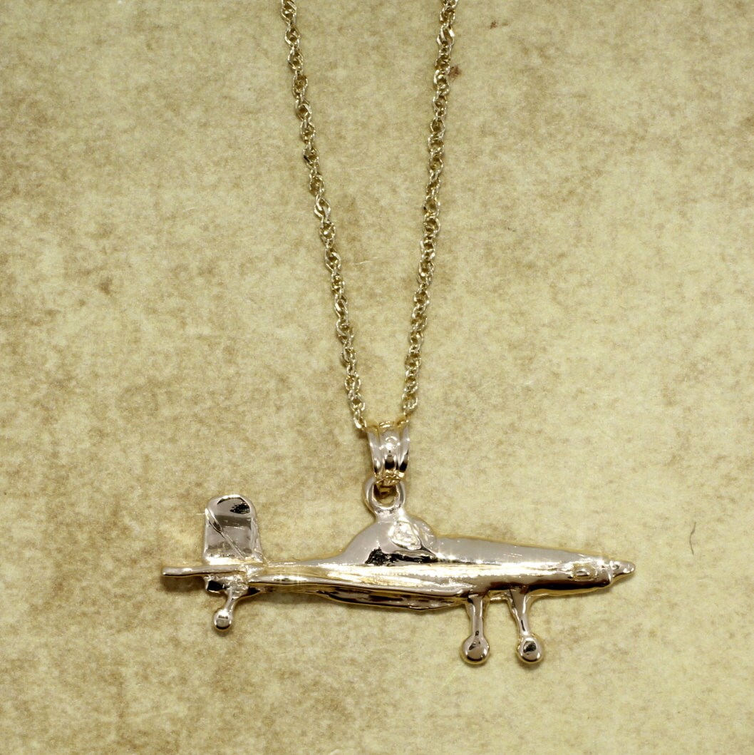 14Kt Gold Air Tractor Halskette Hand Geschnitzter Flugzeug Anhänger von Agrijewelry