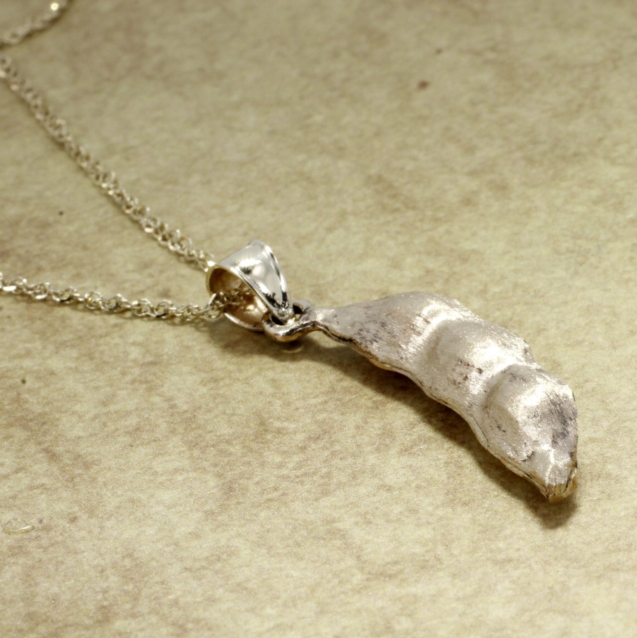 14Kt Gelbgold Sojabohnen-Halskette Von Der Natur Inspirierter Anhänger 14Kt Gelbgold Sojabohnen-Halskette Von Der Natur Inspirierter Anhänger von Agrijewelry
