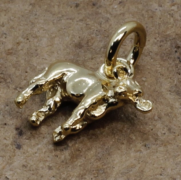 14Kt Gold Vermeil Kalb Charm Hand Geschnitzt, Alle Edelmetalle von Agrijewelry