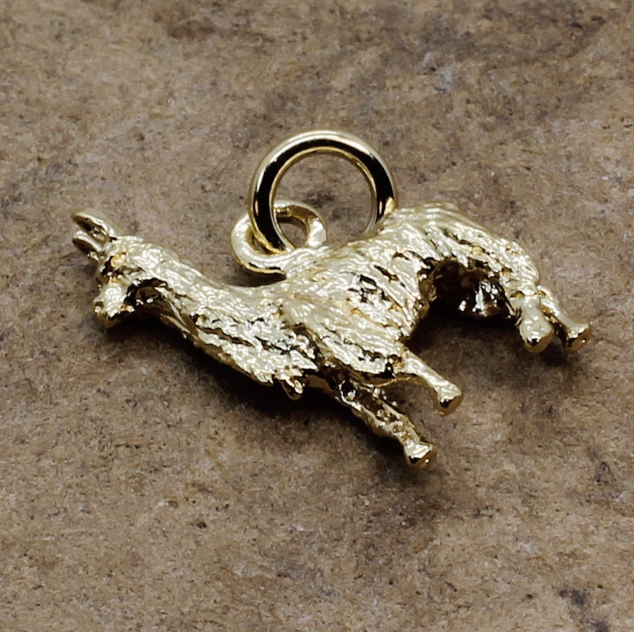 Gold Vermeil Lama Anhänger Handgeschnitztes Peru Tier Gold Vermeil Lama Anhänger Handgeschnitztes Peru Tier von Agrijewelry