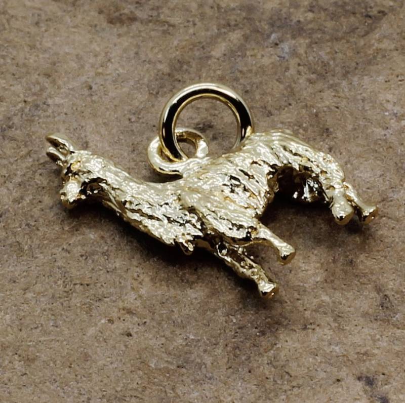 Gold Vermeil Lama Anhänger Handgeschnitztes Peru Tier von Agrijewelry