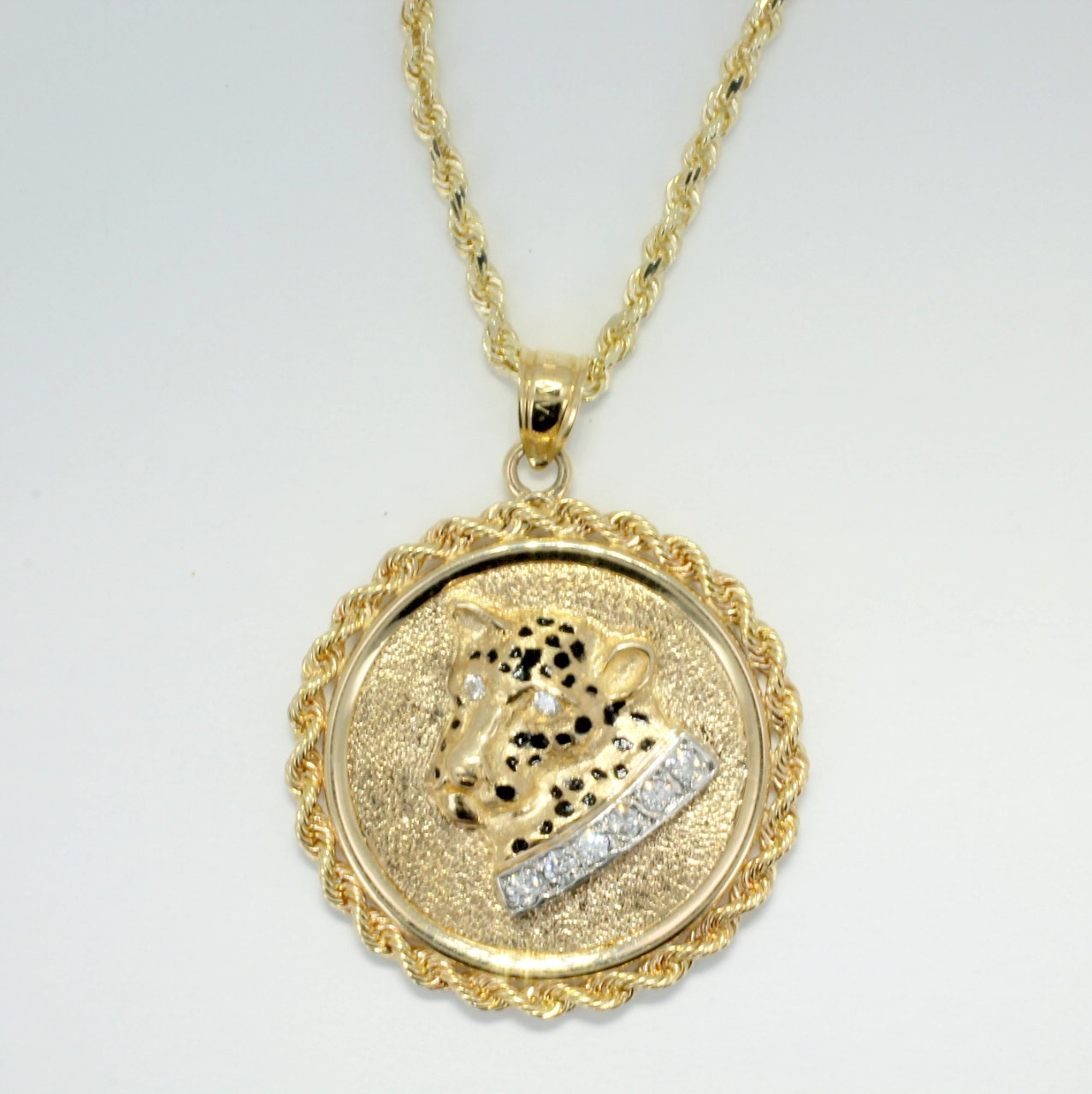 14Kt Gold Diamant Leopard Medaillon Halskette Handgeschnitztes Emaille Detail 14Kt Gold Diamant Leopard Medaillon Halskette Handgeschnitztes Emaille Detail von Agrijewelry