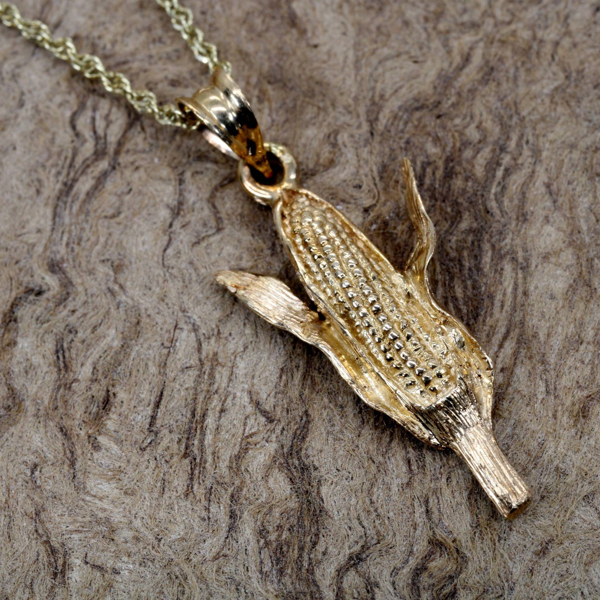 14Kt Gold Maiskette Hand Geschnitzter Kornähre Anhänger 14Kt Gold Maiskette Hand Geschnitzter Kornähre Anhänger von Agrijewelry