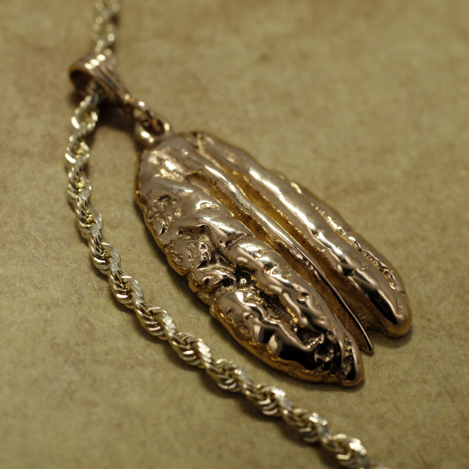 14Kt Gold Pecan Anhänger Halskette Jumbo Größe, Diamond Cut Seil Kette 14Kt Gold Pecan Anhänger Halskette Jumbo Größe, Diamond Cut Seil Kette von Agrijewelry