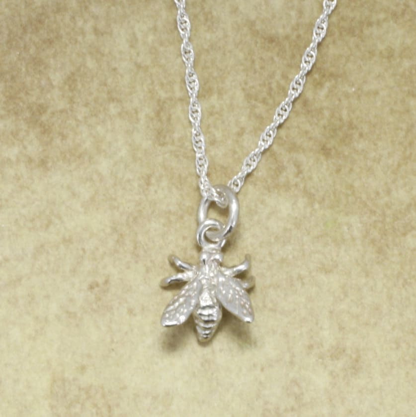 sterling Silber Honig Biene Halskette Hand Geschnitzt Zierlich Anhänger sterling Silber Honig Biene Halskette Hand Geschnitzt Zierlich Anhänger von Agrijewelry