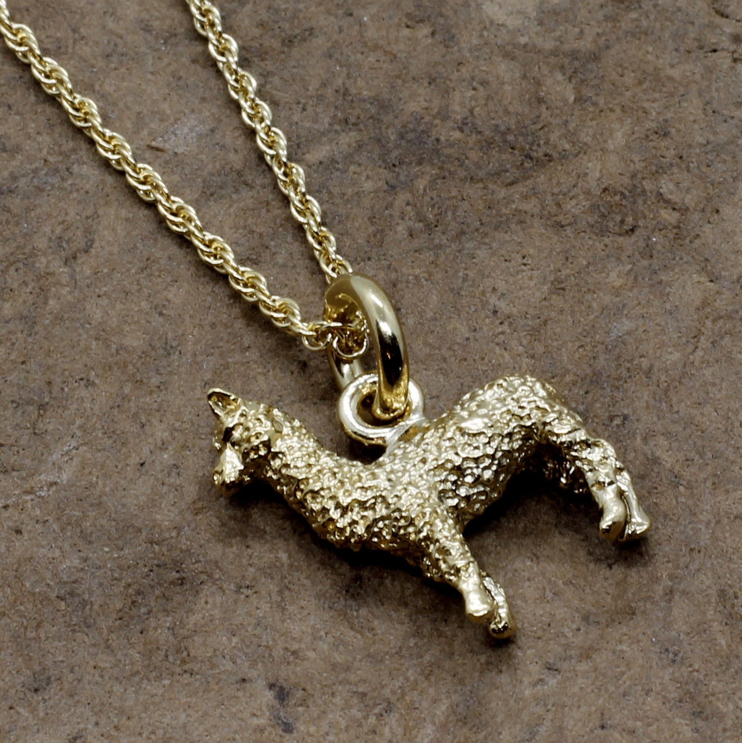 Huacaya Alpaka Halskette 14Kt Gold Vermeil, Dreidimensional Huacaya Alpaka Halskette 14Kt Gold Vermeil, Dreidimensional von Agrijewelry