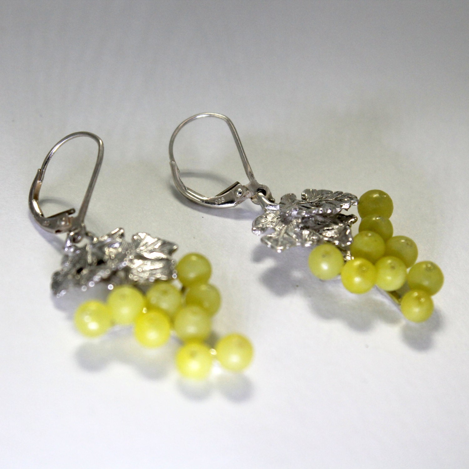 sterling Silber Trauben Ohrringe Hsui Jade Cabernet Blatt Baumeln sterling Silber Trauben Ohrringe Hsui Jade Cabernet Blatt Baumeln von Agrijewelry