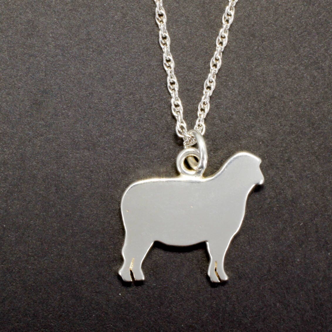 sterling Silber Lamm-Halskette Polierter Schaf-Anhänger, 4-H Ffa Schmuck sterling Silber Lamm-Halskette Polierter Schaf-Anhänger, 4-H Ffa Schmuck von Agrijewelry