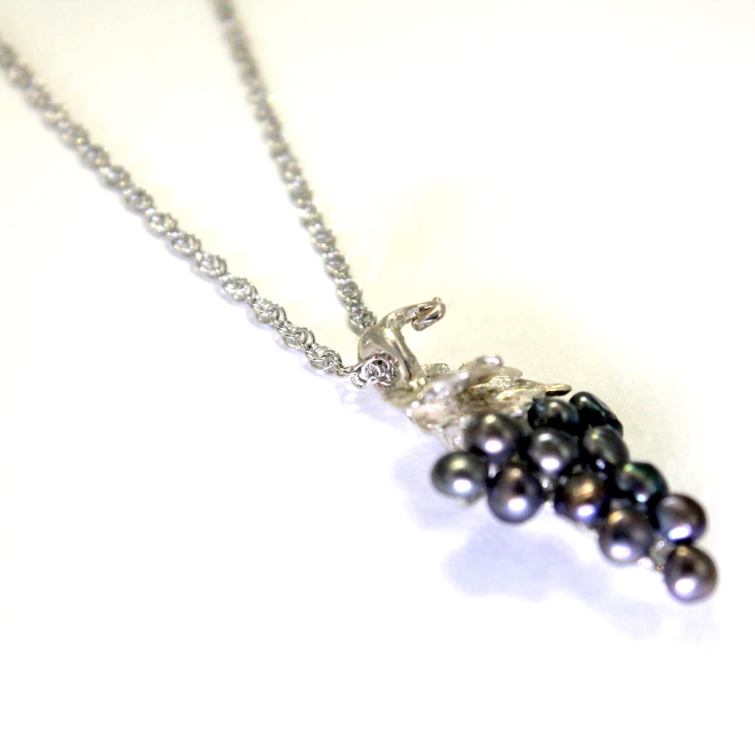 Trauben-Cluster-Halskette Aus Silber 925 Schwarze Perle Pinot Noir-Blatt-Anhänger von Agrijewelry