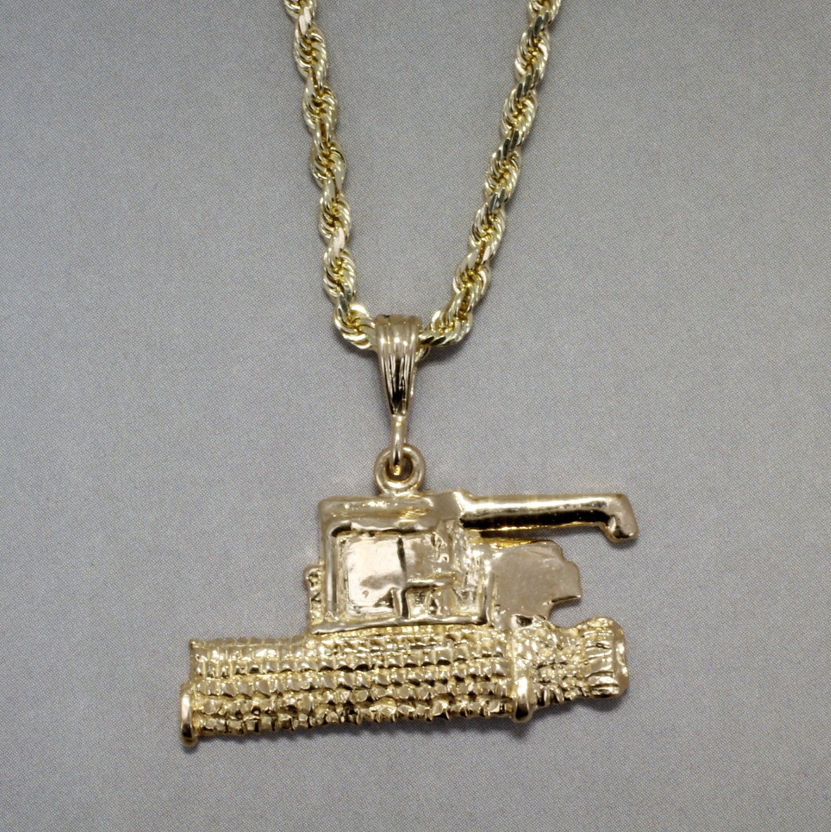 14Kt Gold Halskette Für Mähdrescher Traktor Anhänger 14Kt Gold Halskette Für Mähdrescher Traktor Anhänger von Agrijewelry