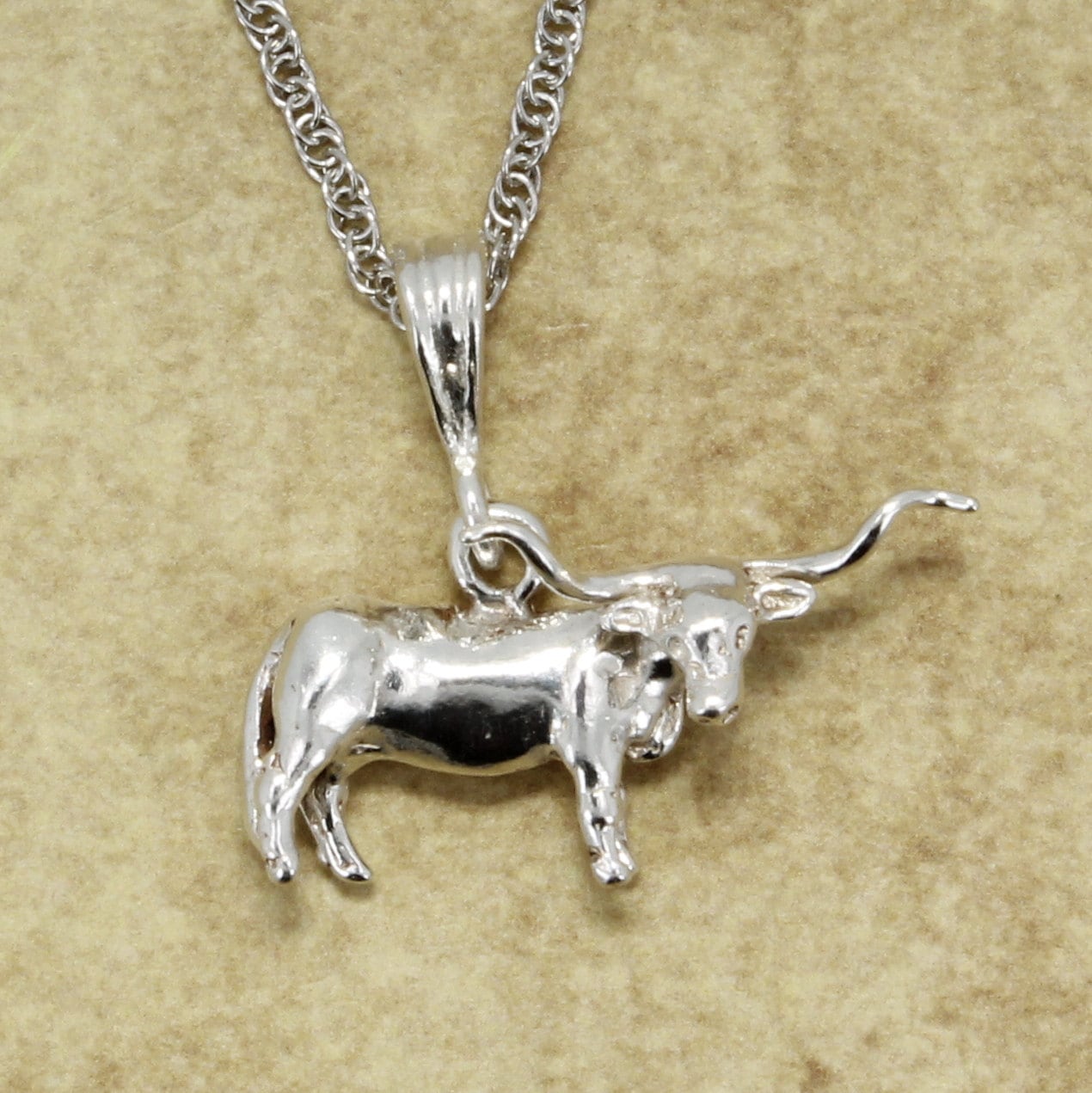 Longhorn-Halskette Aus Sterlingsilber Texas Steer-Anhänger Longhorn-Halskette Aus Sterlingsilber Texas Steer-Anhänger von Agrijewelry