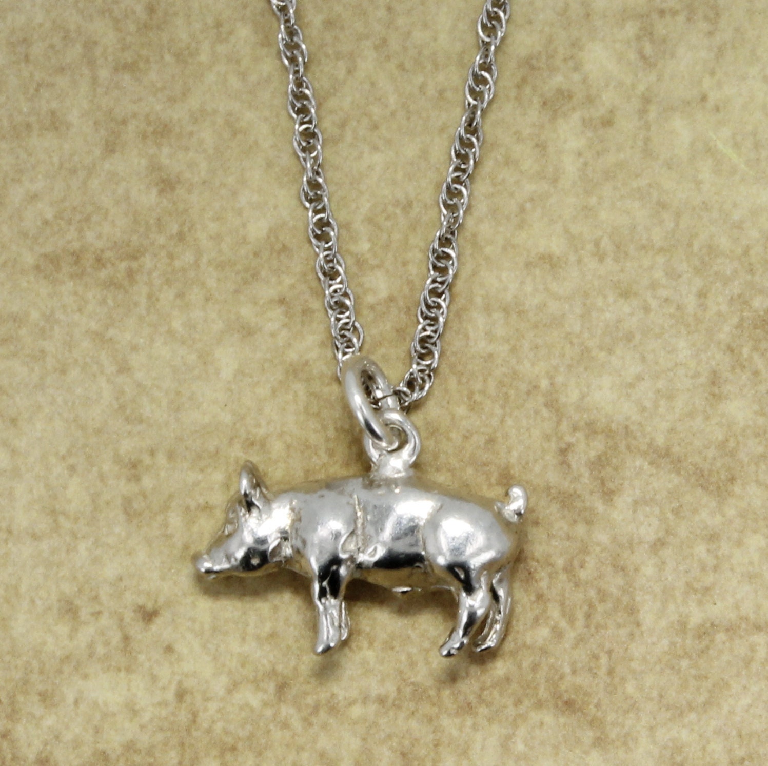 sterling Silber Schwein Halskette Hand Geschnitzte Tier Anhänger, 18 "Kette sterling Silber Schwein Halskette Hand Geschnitzte Tier Anhänger, 18 "Kette von Agrijewelry