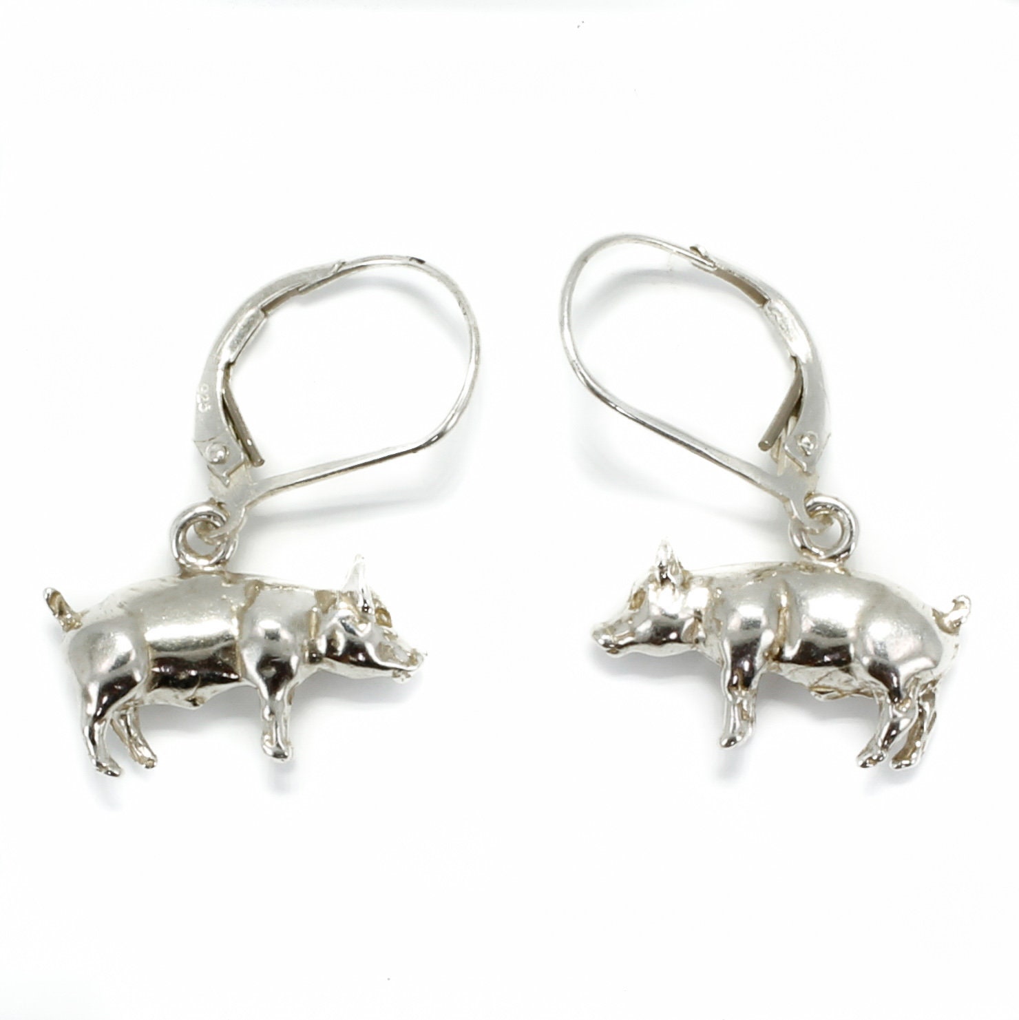 sterling Silber Schwein Ohrringe Handgeschnitzter 3D Anhänger sterling Silber Schwein Ohrringe Handgeschnitzter 3D Anhänger von Agrijewelry