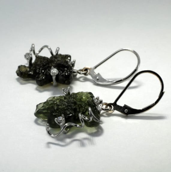 Handgeschnitzte Molavit-Traubenblatt-Ohrringe 14Kt Weißgold & Diamant Handgeschnitzte Molavit-Traubenblatt-Ohrringe 14Kt Weißgold & Diamant von Agrijewelry