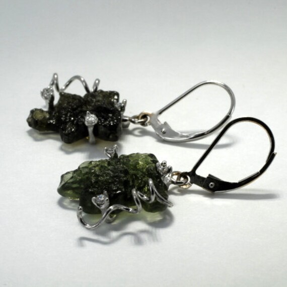 Handgeschnitzte Molavit-Traubenblatt-Ohrringe 14Kt Weißgold & Diamant von Agrijewelry