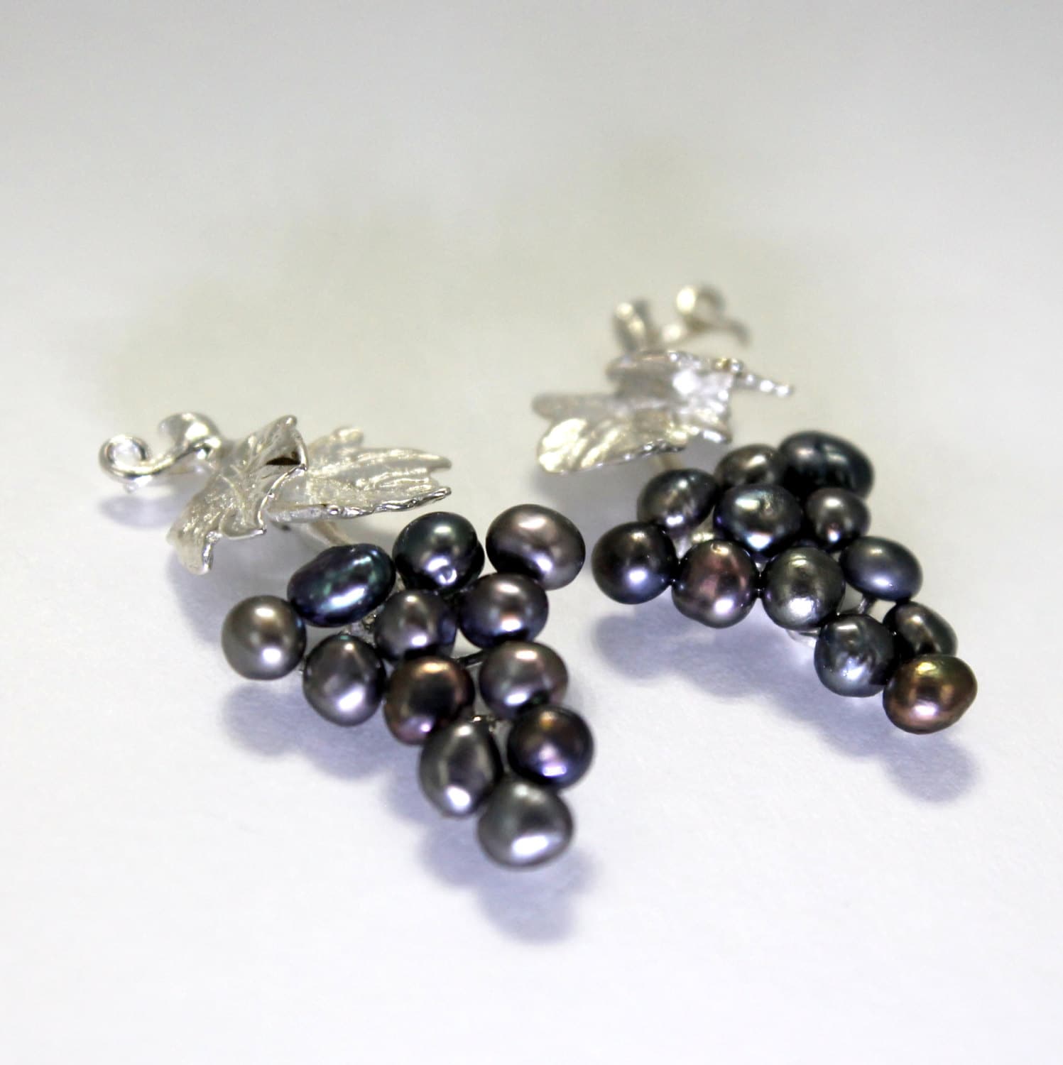 Trauben Ohrringe Schwarze Perle Pinot Noir Blattschmuck Trauben Ohrringe Schwarze Perle Pinot Noir Blattschmuck von Agrijewelry