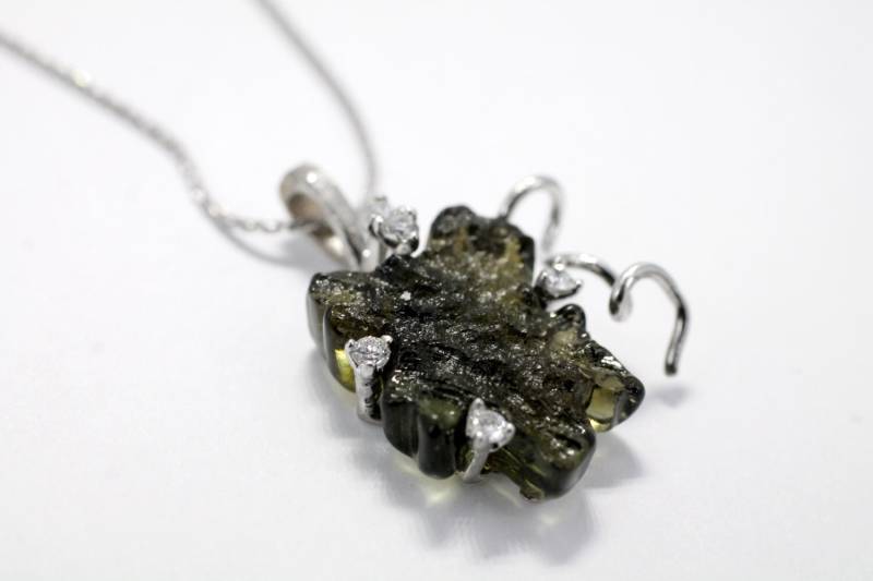 Hand Geschnitzte Molavit Traubenblatt Halskette 14Kt Weißgold & Diamant von Agrijewelry