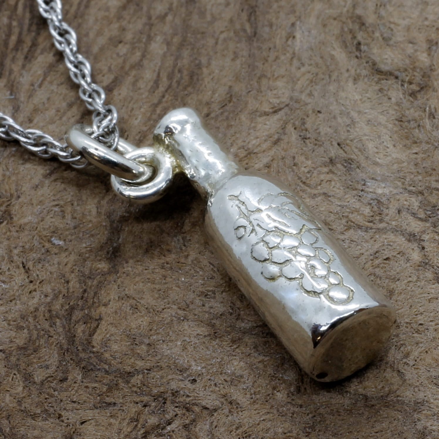 Weinflasche Aus Sterlingsilber Traube Charm, Geschenk Für Weinliebhaber von Agrijewelry