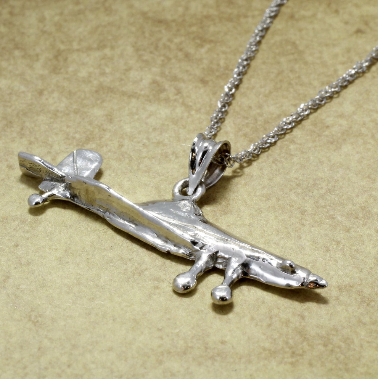 14Kt Weißgold-Traktor-Halskette Spray Plane-Anhänger 14Kt Weißgold-Traktor-Halskette Spray Plane-Anhänger von Agrijewelry