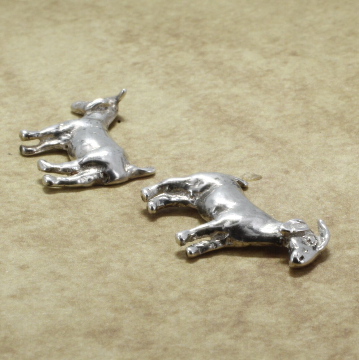 sterling Silber Boer Ziege Ohrstecker Hand Geschnitzte Tier Schmuck sterling Silber Boer Ziege Ohrstecker Hand Geschnitzte Tier Schmuck von Agrijewelry