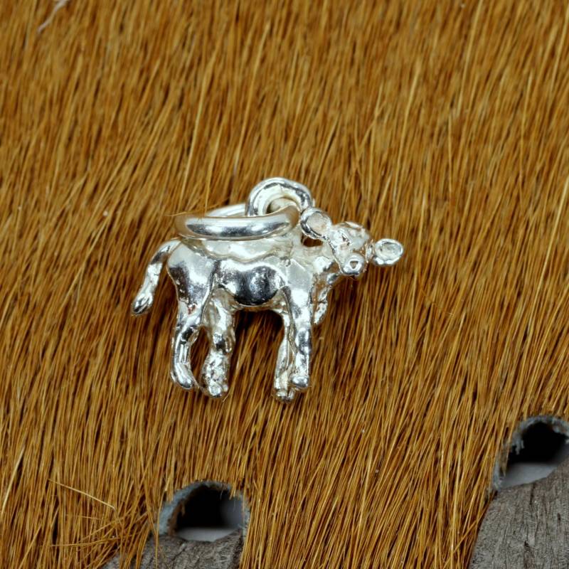 sterling Silber Kalb Charm Hand Geschnitzte 925 Baby Kuh Anhänger von Agrijewelry
