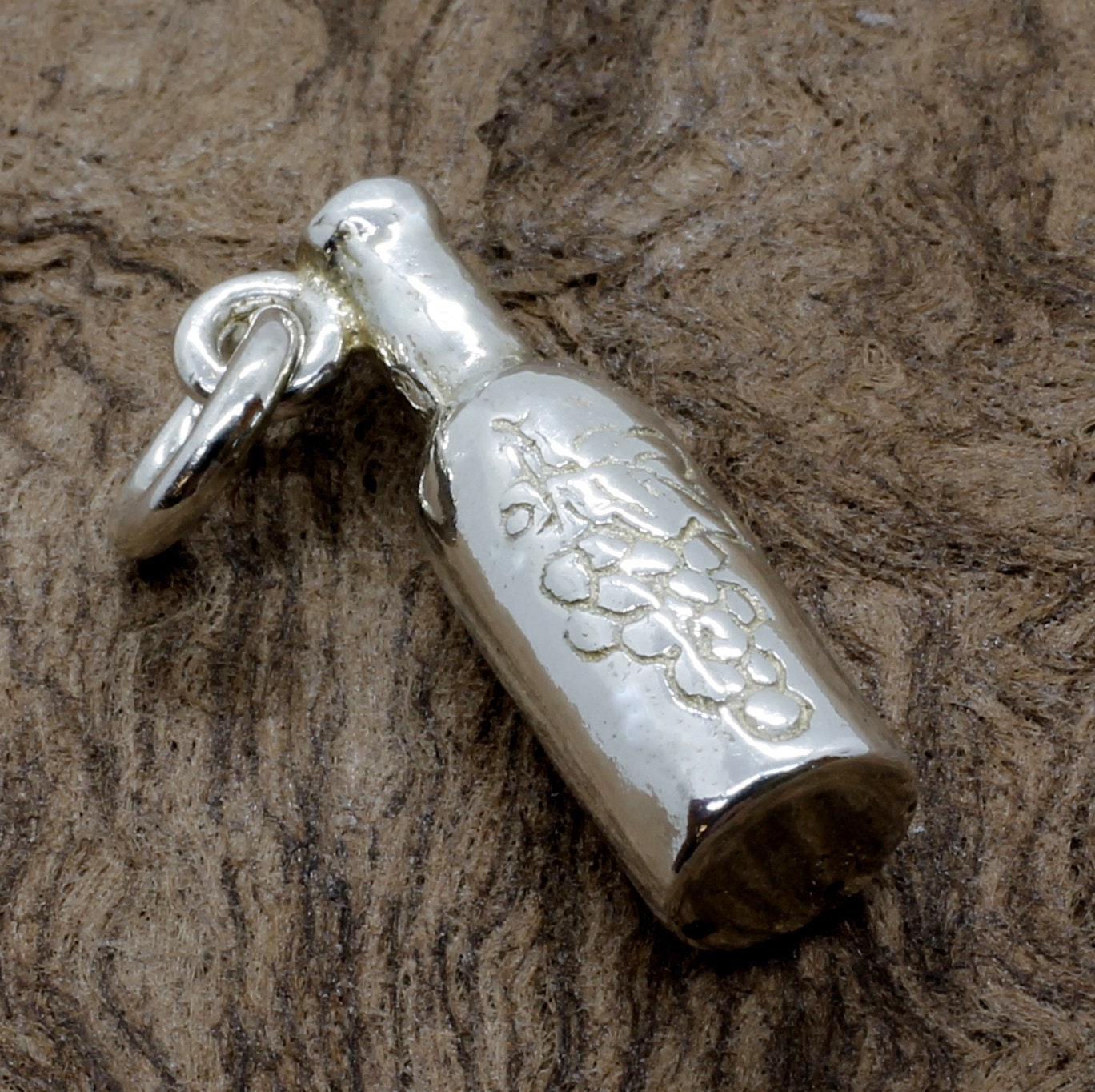 sterling Silber Weinflasche Charm Anhänger 3D Trauben Design von Agrijewelry
