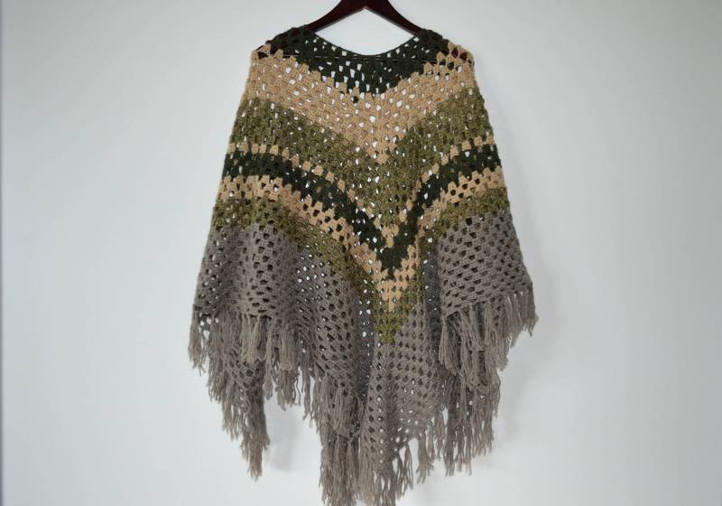 Gehäkelte Pancho Mit Fransen Warme Frauen Pullover Gestrickt Boho Strickjacke Park Jack Geschenk Für Sie von AgritasVintage