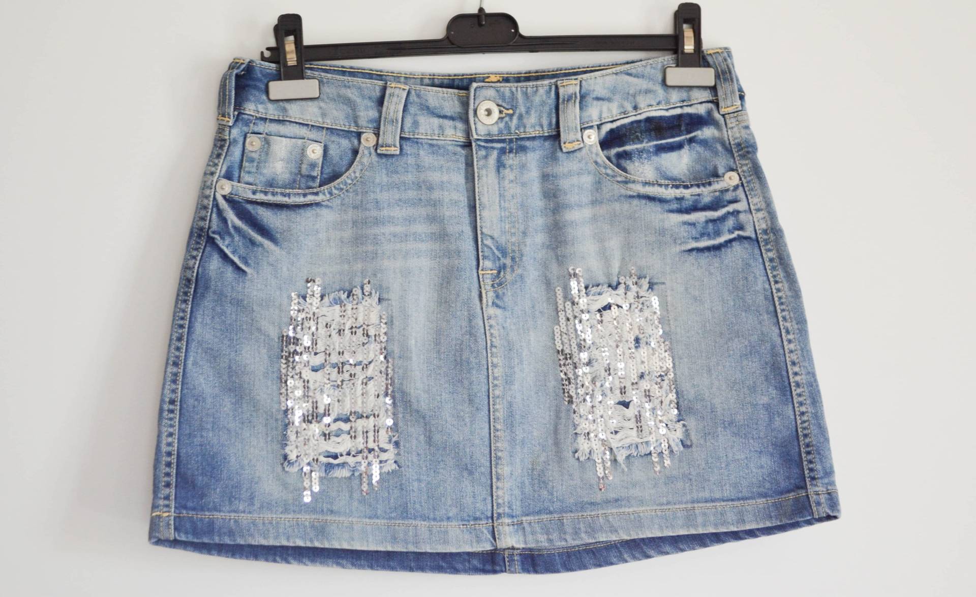 Vintage Light Blue Denim Rock Paneled Eine Linie Mini Jeans Bestickte Perlen Hippie Grunge Boho Western Sommer Medium von AgritasVintage