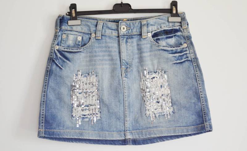 Vintage Light Blue Denim Rock Paneled Eine Linie Mini Jeans Bestickte Perlen Hippie Grunge Boho Western Sommer Medium von AgritasVintage