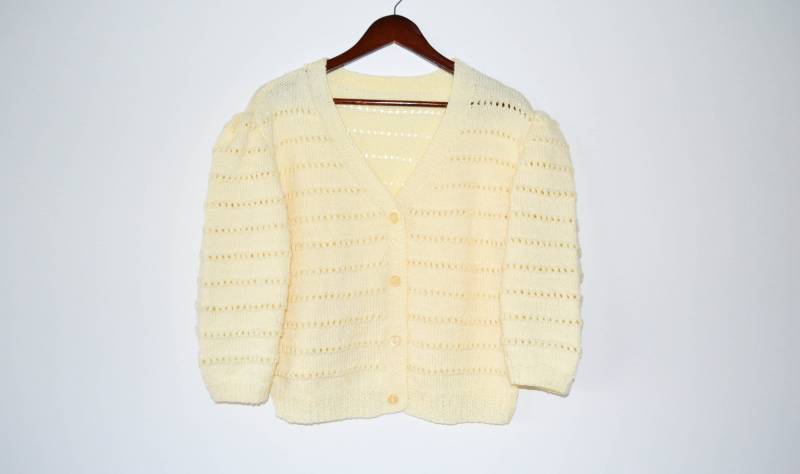 Weiß Frauen Hand Stricken Strickjacke Mit Halb Ärmel Gestrickt Weiß Jacke Knöpfen Boho Cardigan Weste von AgritasVintage