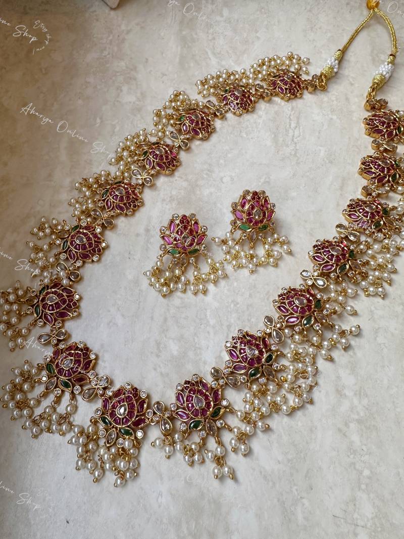 Lotus Haaram - Wunderschönes Neuestes Premium Designer Schmuck Set Ausgefallener Handmade in India Brautschmuck Lotus Kollektion von AharyaOnlineShop