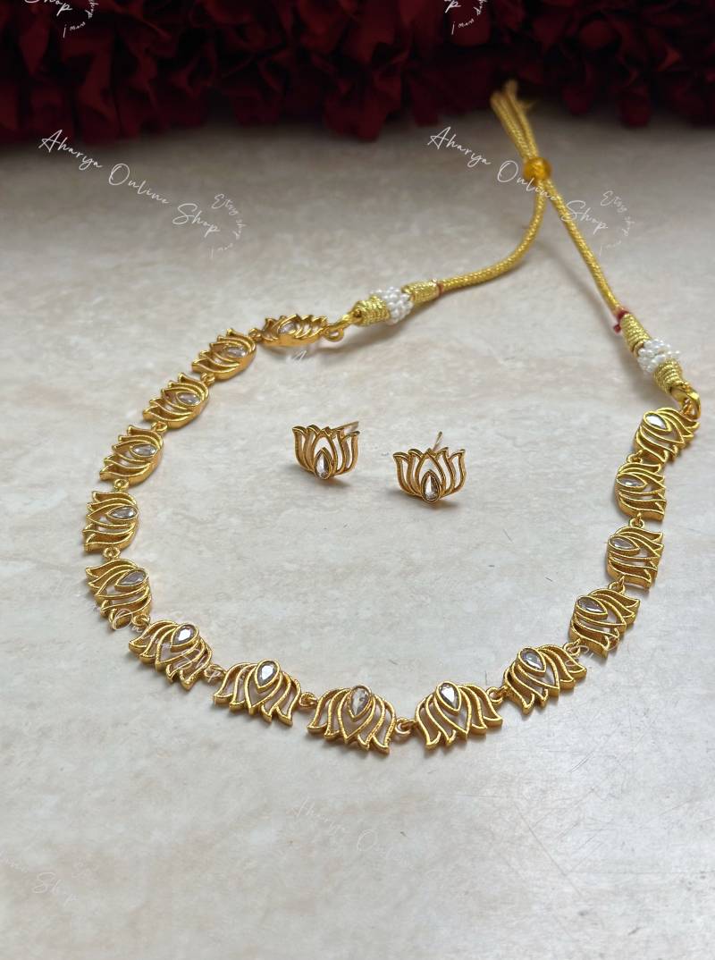 Modern Lotus Set - Kette Und Ohrring Wunderschönes Premium Designer Schmuck Handmade in India Lotus Kollektion von AharyaOnlineShop