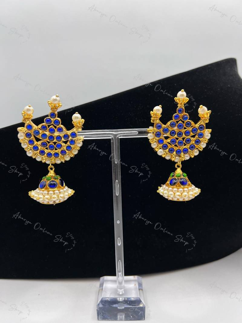 Nirutha - Handgemachte Wunderschöne Designer Jhumka Statement Mit Kemp Steinen in Verschiedenen Farben Made India von AharyaOnlineShop
