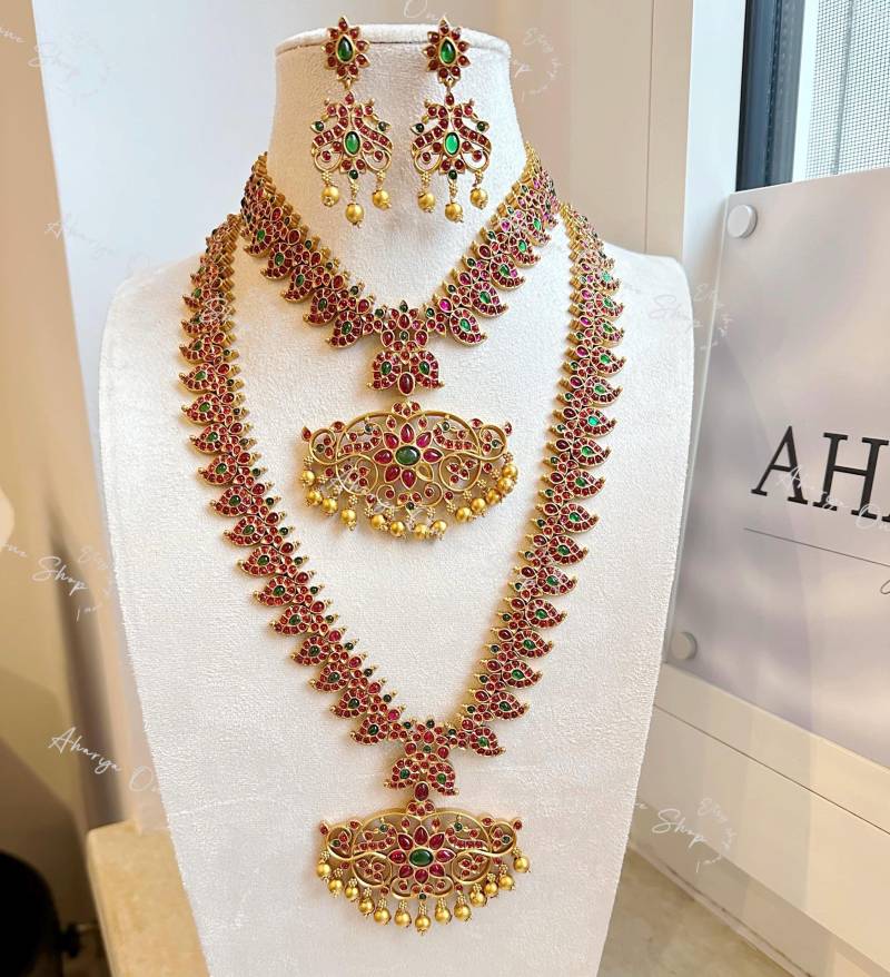 Vinura Schmuck Set- Wunderschönes Neuestes Premium Gold Matt Set - Handgemacht in Indien Brautschmuck Golden Collection von AharyaOnlineShop