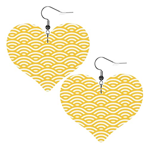 Gelbe und weiße Wellen lineares Ornament. Herz-Ohrringe aus Kunstleder für Teenager-Mädchen und Frauen, Tropfen-Ohrringe, Geschenk von Ahdyr
