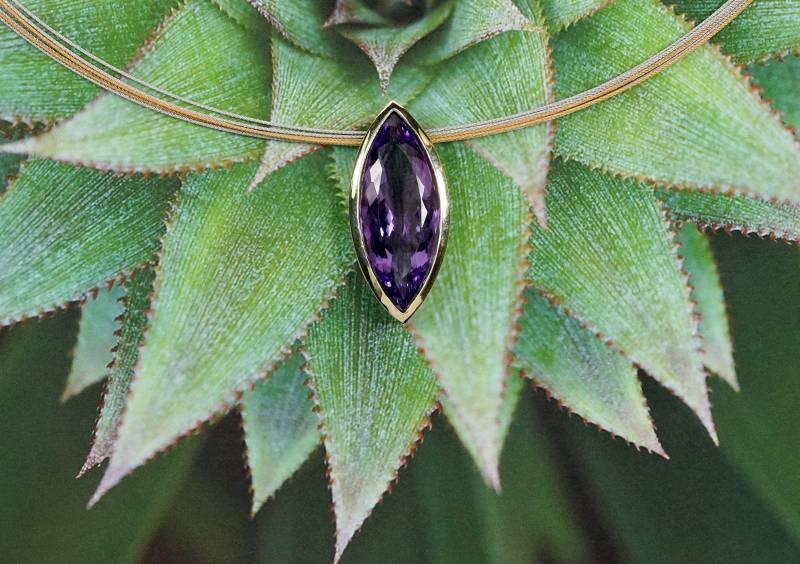 Amethyst Anhänger Mit Fassung in Gold von AhiloDesign