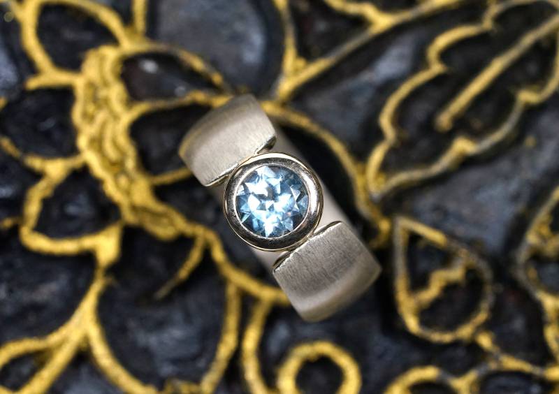 Aquamarin Ring Rund, Golden Und Prächtig von AhiloDesign