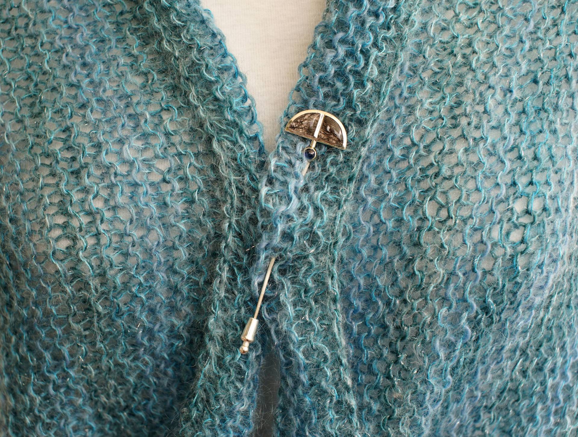 Brosche Mit Rutil Quarz Und Saphir von AhiloDesign