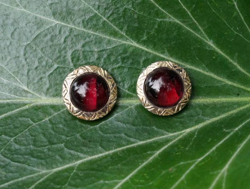 Granat Ohrstecker Mit Goldenem Rand von AhiloDesign