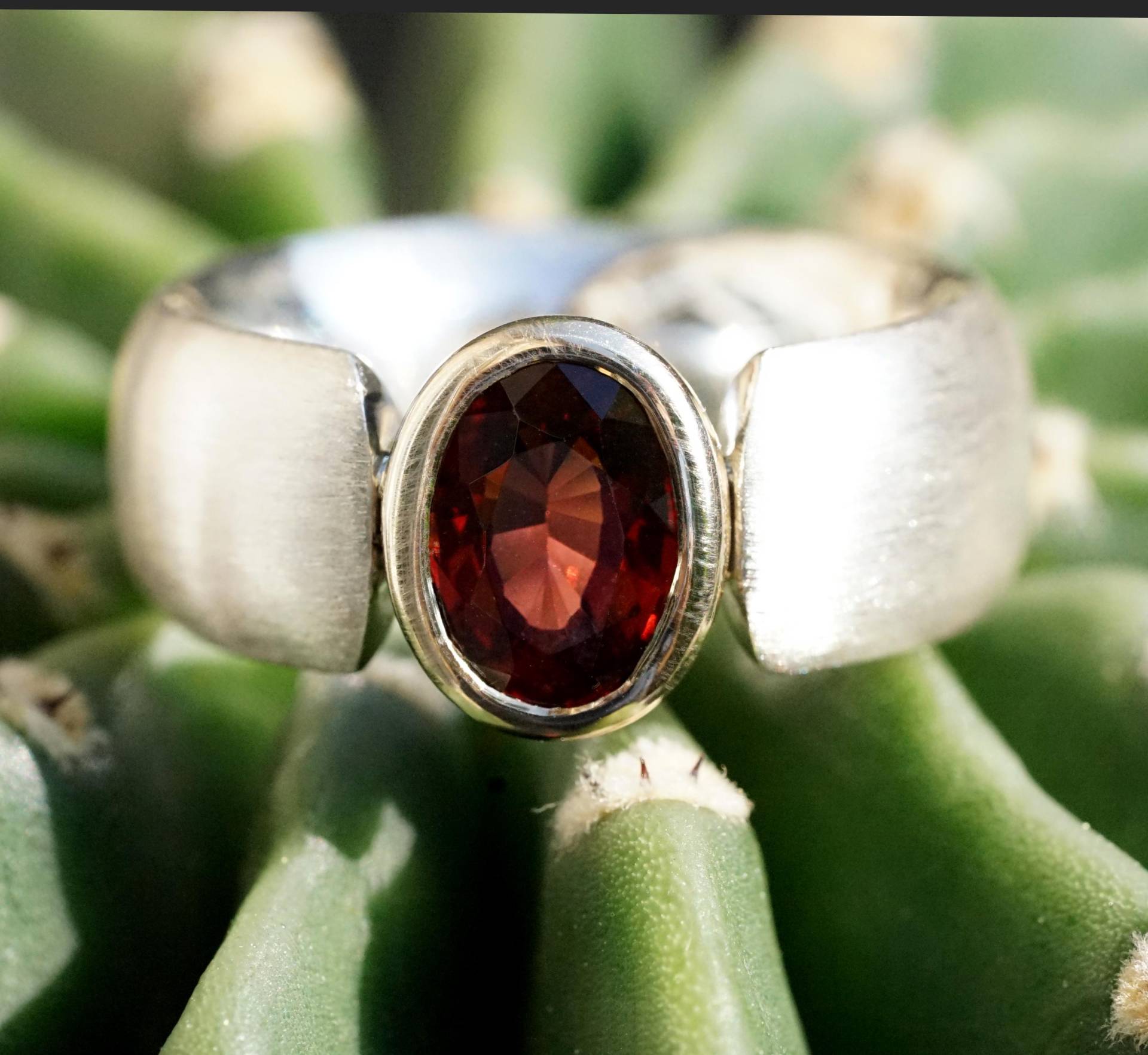 Granat Ring, Rot Und Edel von AhiloDesign