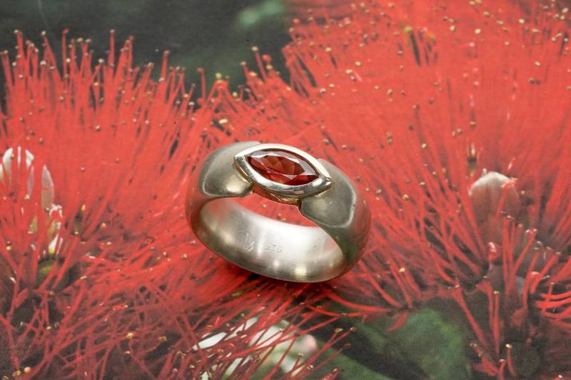 Granat Ring , Fassung in Gold, Massive Schiene Aus Silber von AhiloDesign
