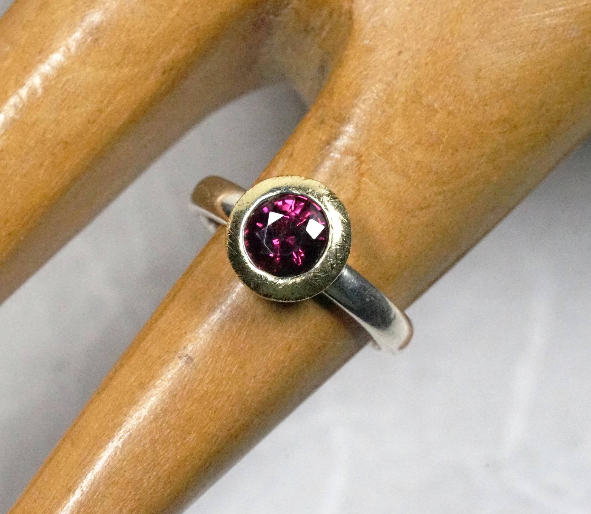 Granat Ring , Fein Und Klein von AhiloDesign