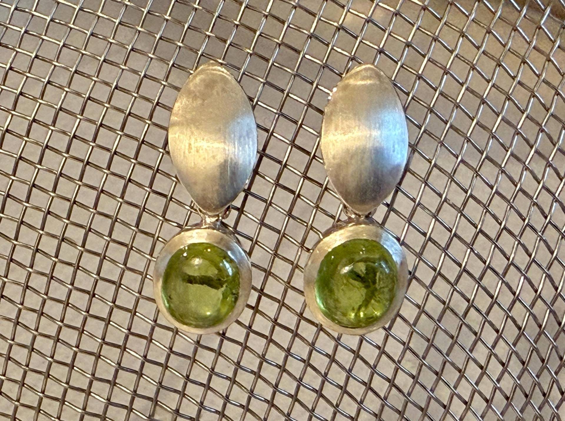 Hängeohrringe Mit Charms Zum Wechseln Mondstein Und Peridot von AhiloDesign
