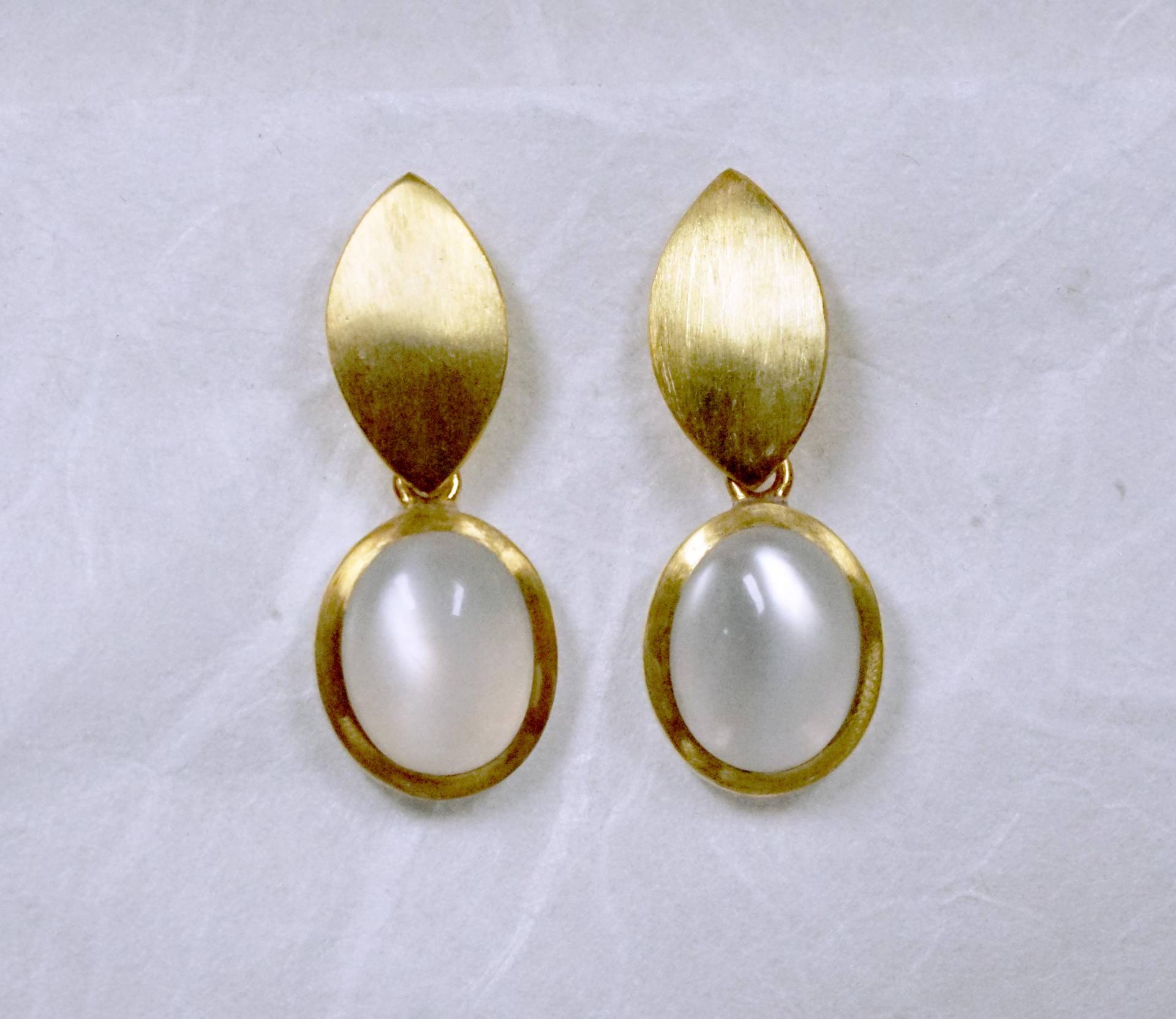 Hängeohrringe Mit Mondstein, Silber Vergoldet von AhiloDesign