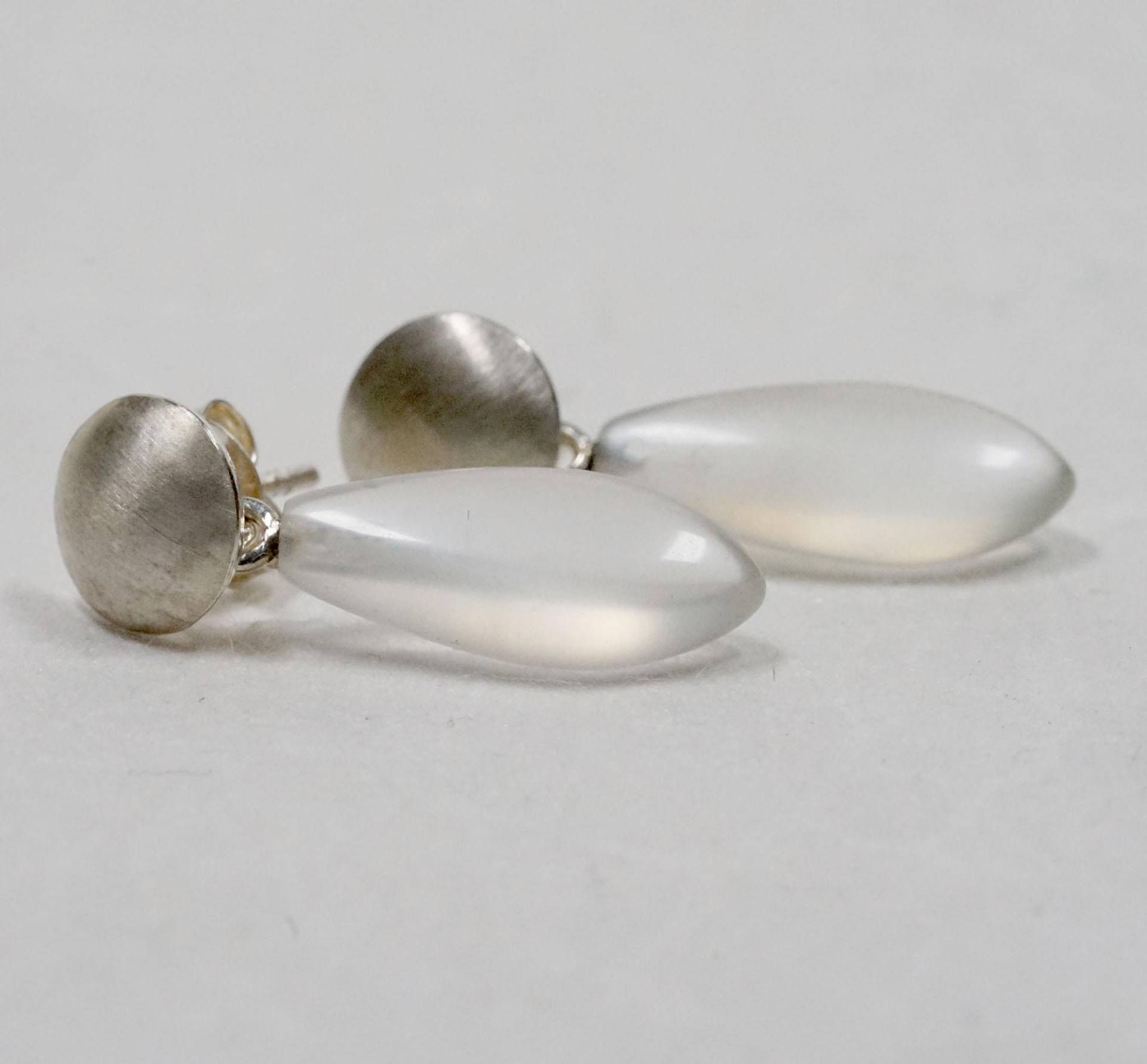 Hängeohrringe Mit Mondstein Pampeln, in Silber von AhiloDesign