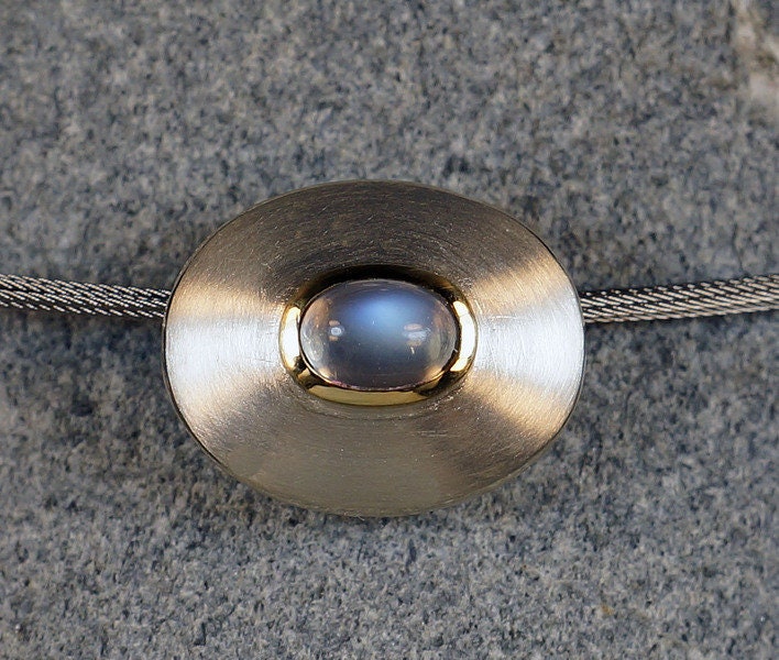 Mondstein Anhänger Oval, An Omega Reif in Silber von AhiloDesign