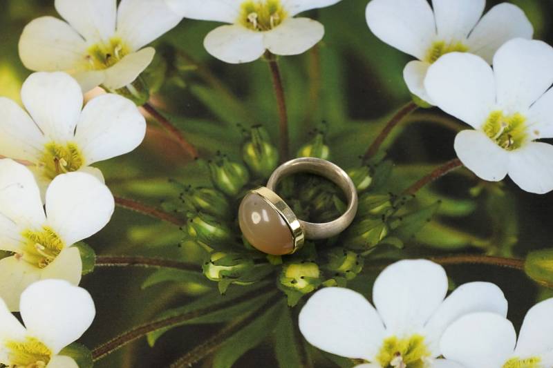 Mondstein Ring in Fassung Aus Gold von AhiloDesign
