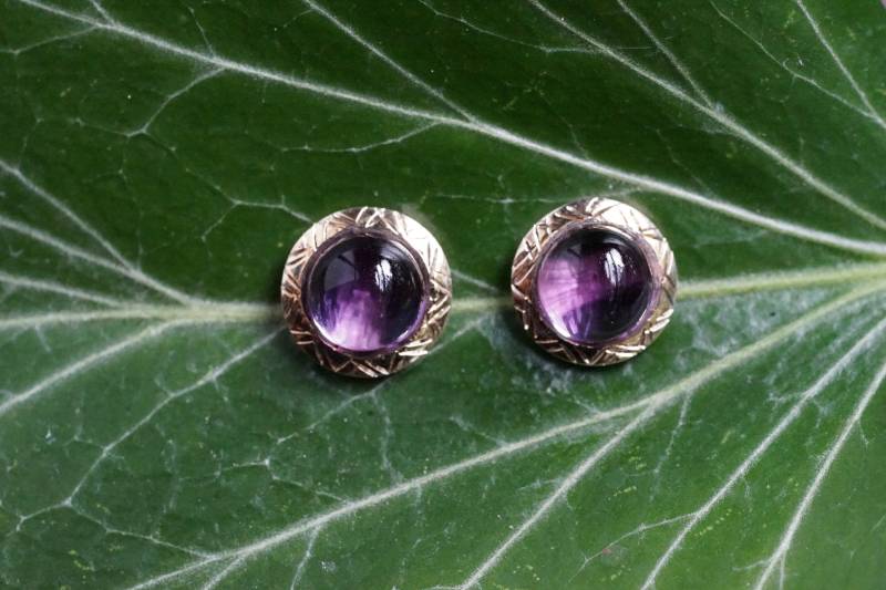Ohrstecker Mit Amethyst Und Goldenem Rand von AhiloDesign