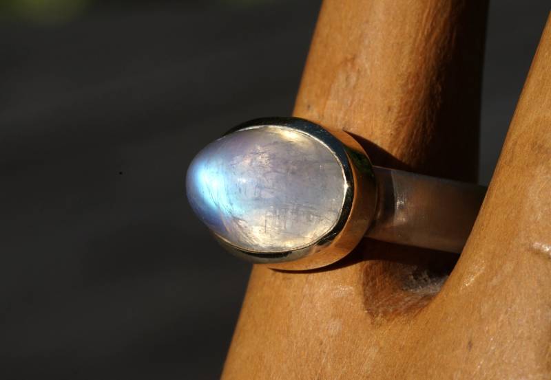 Rainbow Moonstone Ring Quer von AhiloDesign
